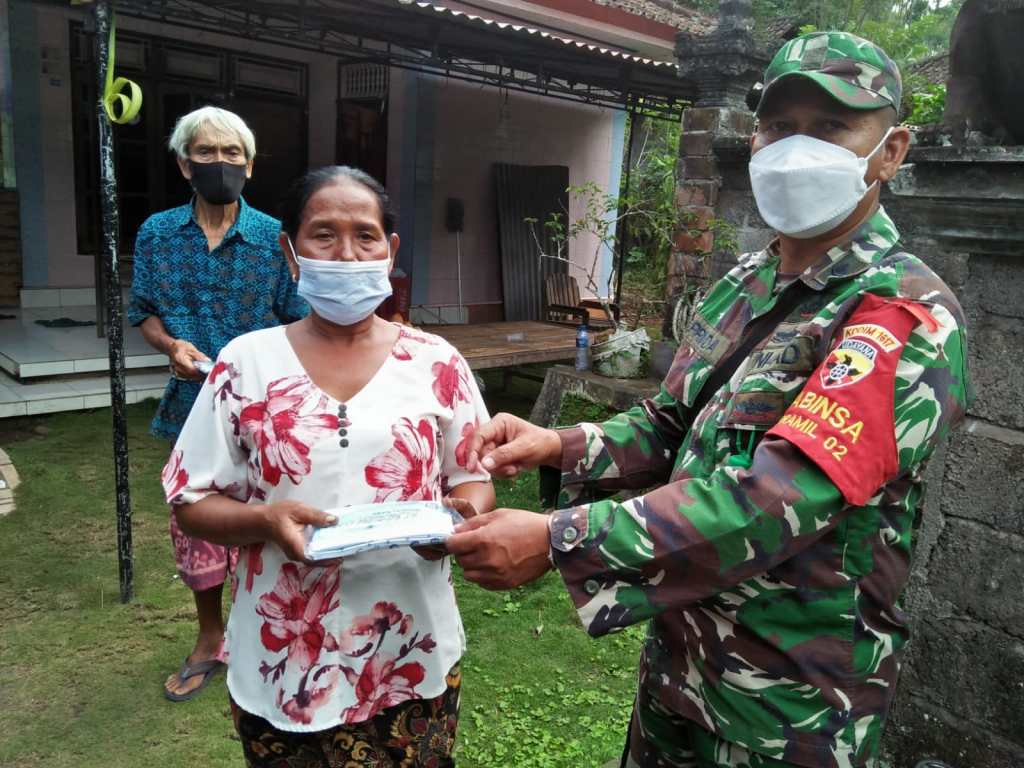 Diproteksi: Cegah Penyebaran Covid-19, Babinsa Pohsanten Lakukan Penyemprotan Desinfektan Dan Tracking Kontak Erat